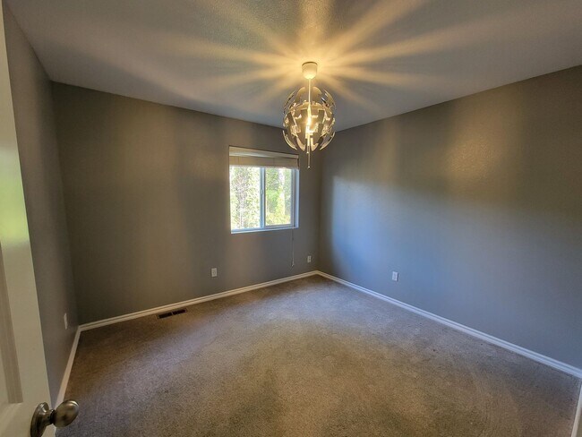 Foto del edificio - Spacious and Beautiful 4 bedroom in convenient Port Orchard location