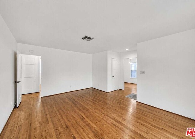 Foto del edificio - 6531 Hayvenhurst Ave