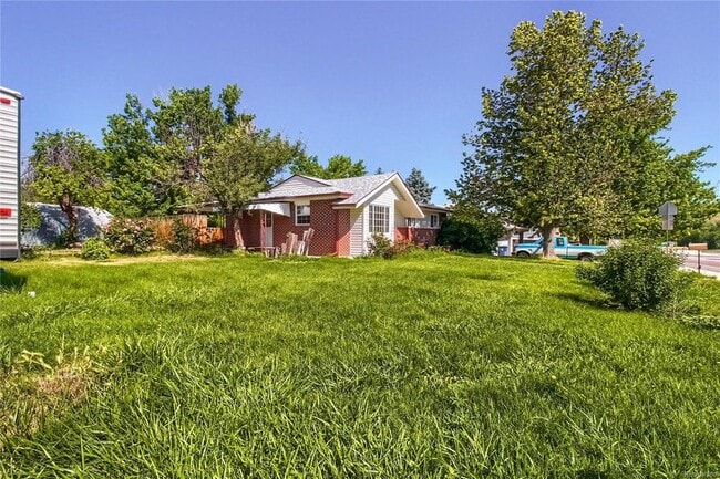 side of h - 1005 Moss St