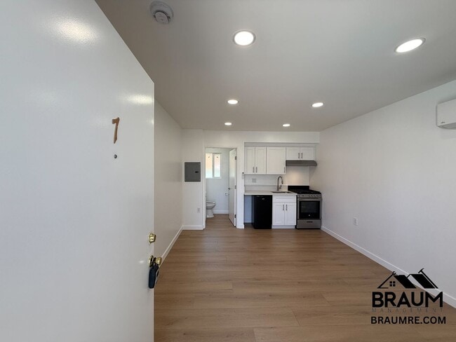 Building Photo - 6336 Tujunga Ave