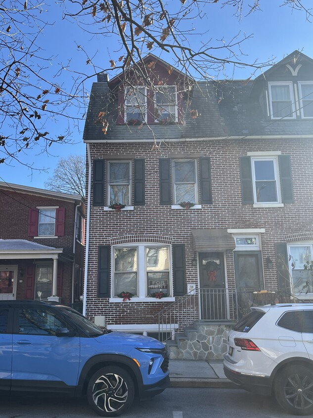 Foto principal - 128 W Chestnut St