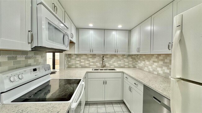 Building Photo - 330 SE 20th Ave