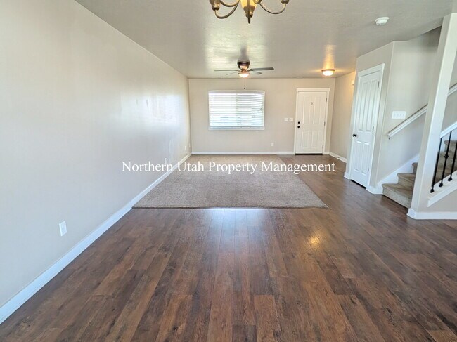 Building Photo - 5 Bed 2.5 Bath SFH