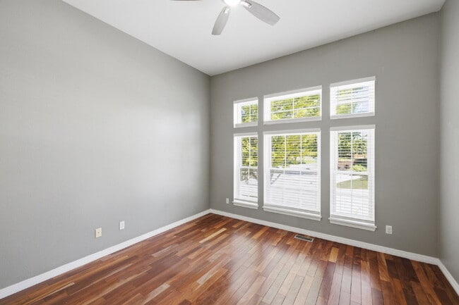 Foto del edificio - Spectacular Stonegate Living! Gorgeous 3-Bed Corner Finished Basement, Wet Bar, and Custom Marble...