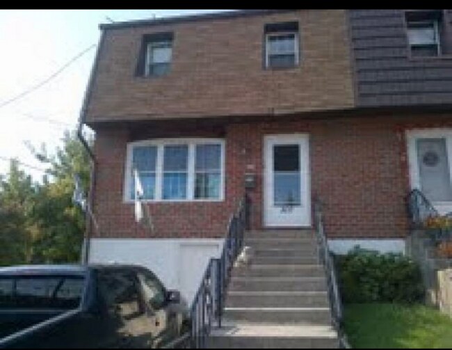 Building Photo - 307 Chestnut St