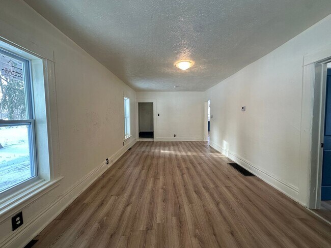 Foto del edificio - Two Bedroom One Bathroom Available in Battle Creek
