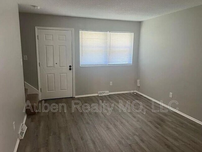 Foto del edificio - 6135-6141 Farrow Ave.