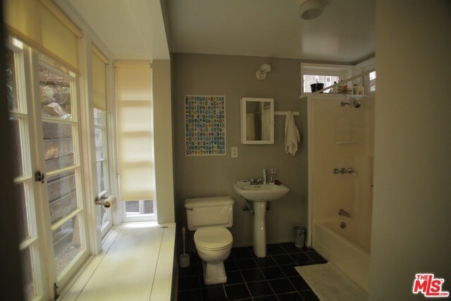 Foto del edificio - 6175 Glen Holly St