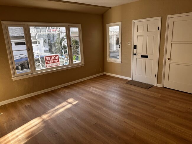 Building Photo - 437 23rd Pl