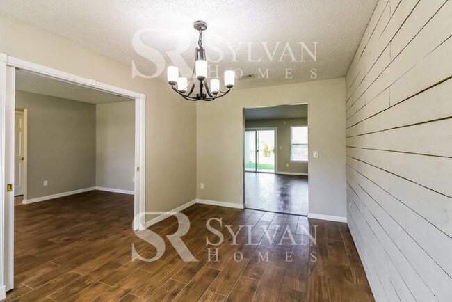 Building Photo - Gorgeous 3BR 2BA home with nice curb appeal
