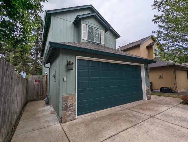 Building Photo - Beautiful 3-Bedroom, 2.5-Bath Home In River Road Area of Eugene!