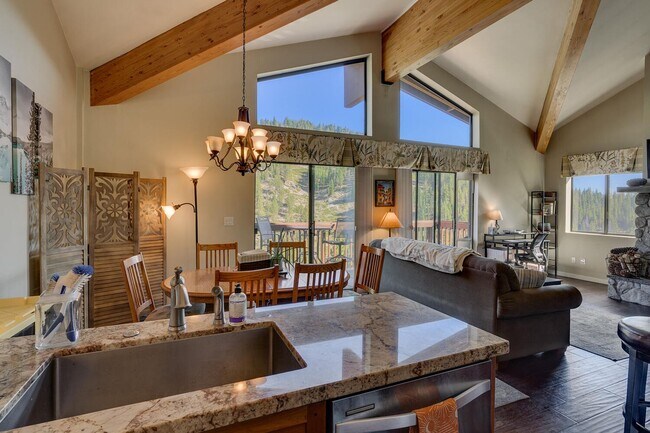 Building Photo - Updated condo with lakeviews