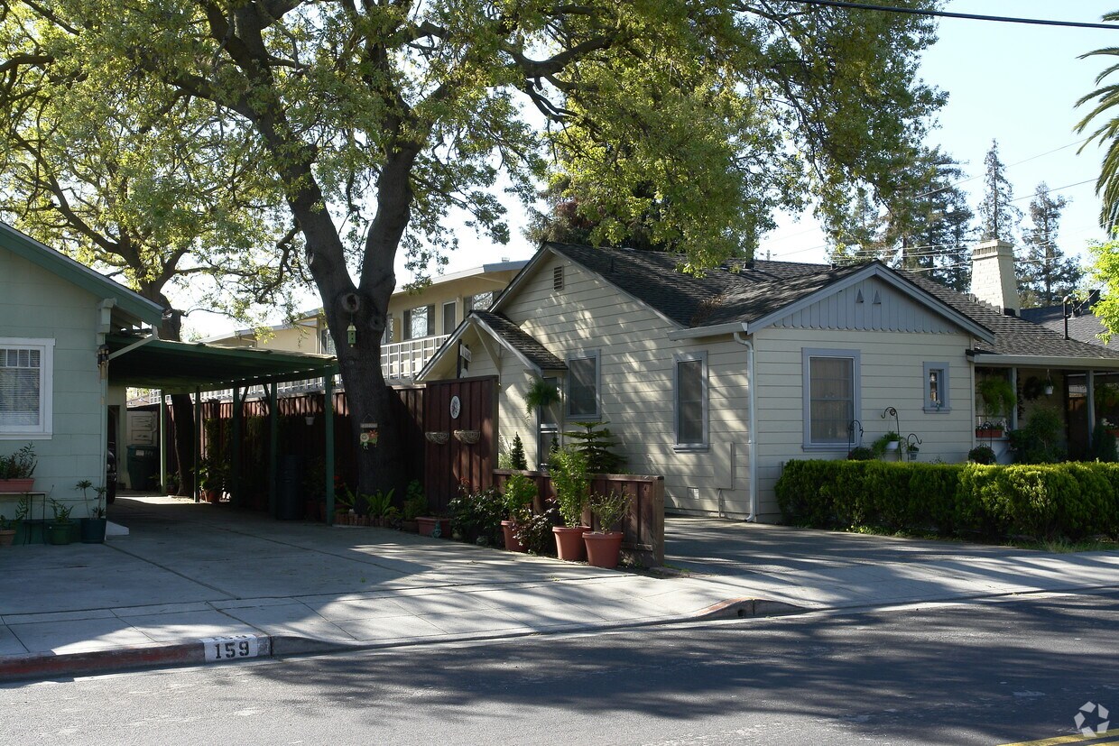 Building Photo - 161 Oak Ave