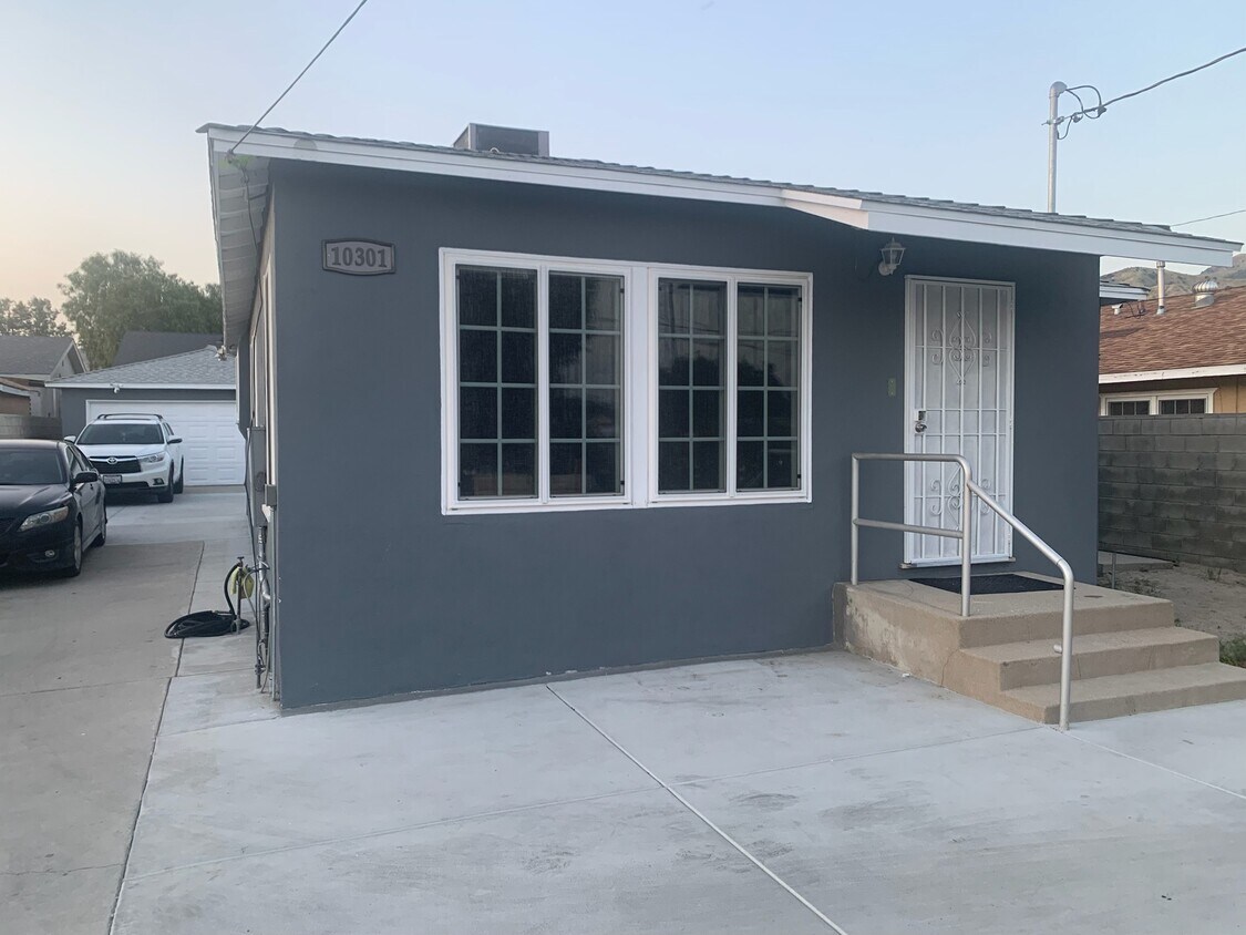 Foto principal - 10301 Arminta St