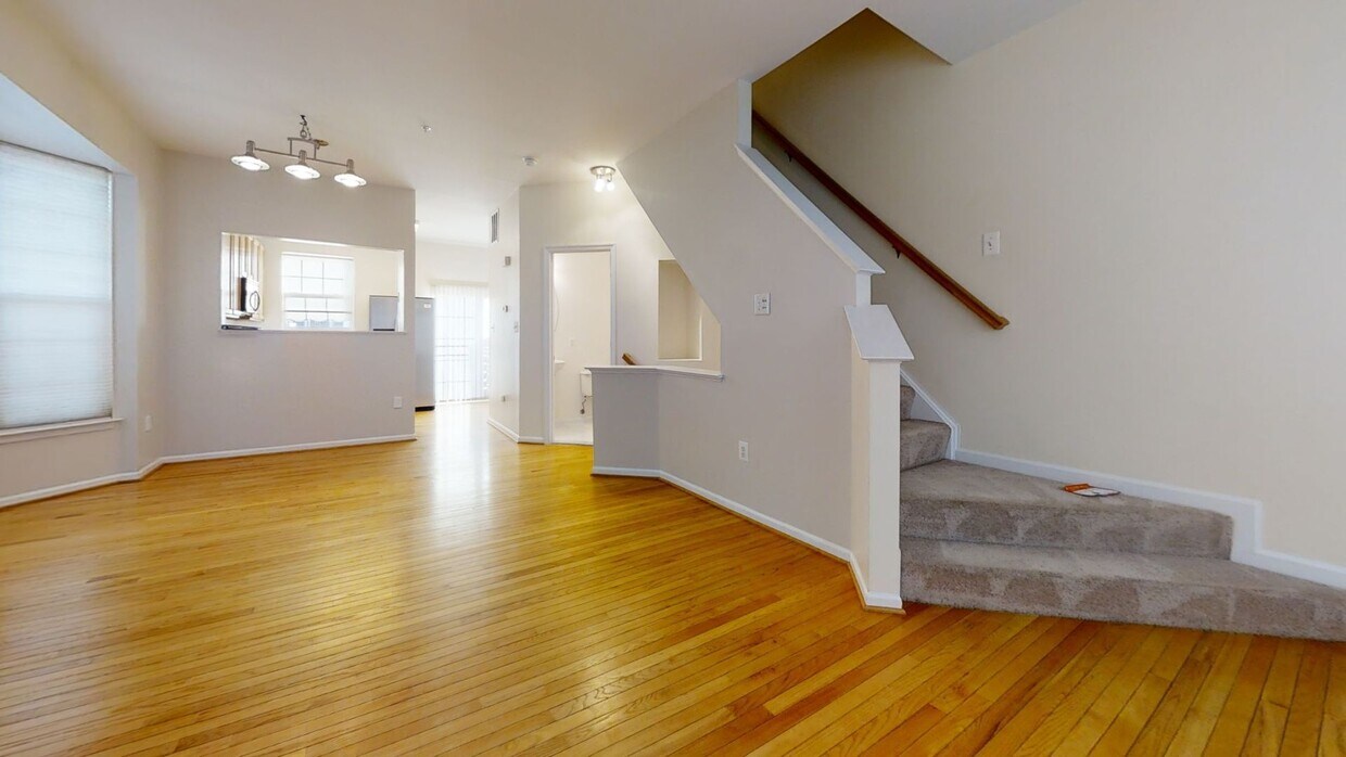 Foto principal - Charming 3Bd/2.5Bth 4-level end unit brick...