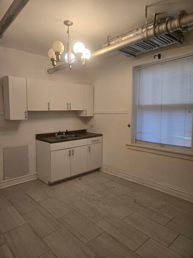 Building Photo - 858 N Hoyne Ave