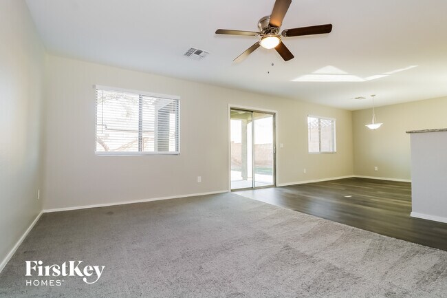 Foto del edificio - 23704 W Huntington Dr