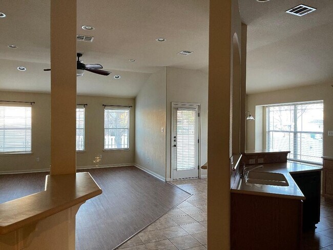 Foto del edificio - 3 BEDROOMS IN THE CENTER OF CEDAR PARK - C...