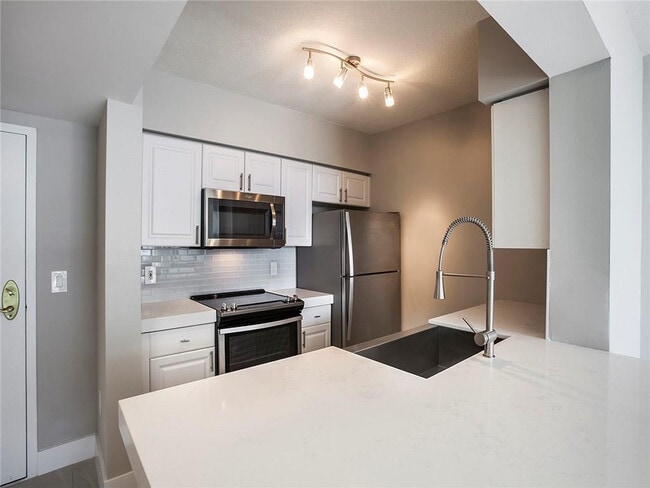 Building Photo - 1040 Seminole Dr