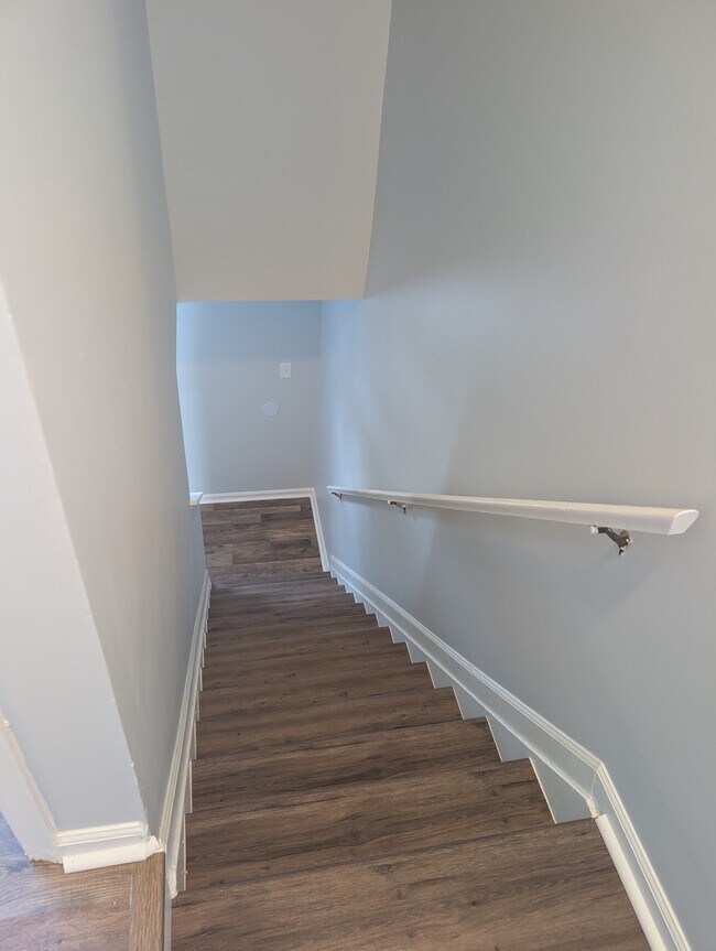Escaleras desde la planta superior a la zona principal - 1109 Holmespun Dr