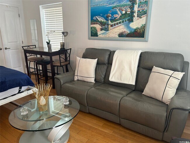 Foto del edificio - 255 W Broadway