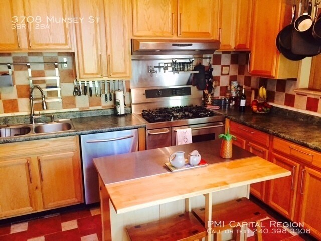 Building Photo - 3 Bedroom with Chef's Kitchen!