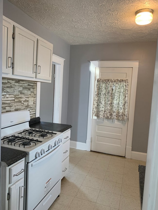 Building Photo - 206 E 10th St