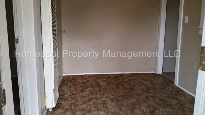 Primary Photo - 215 W 5th St