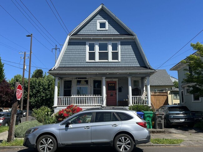 Foto del edificio - Warm and Welcoming Portland Home with Classic Charm, Modern Kitchen & Outdoor Deck