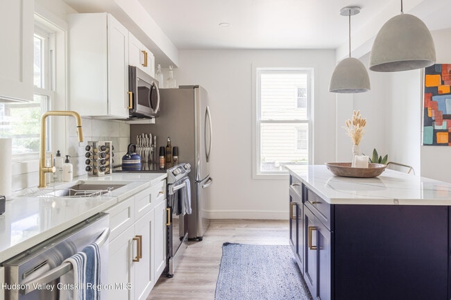 Building Photo - 293 Main St