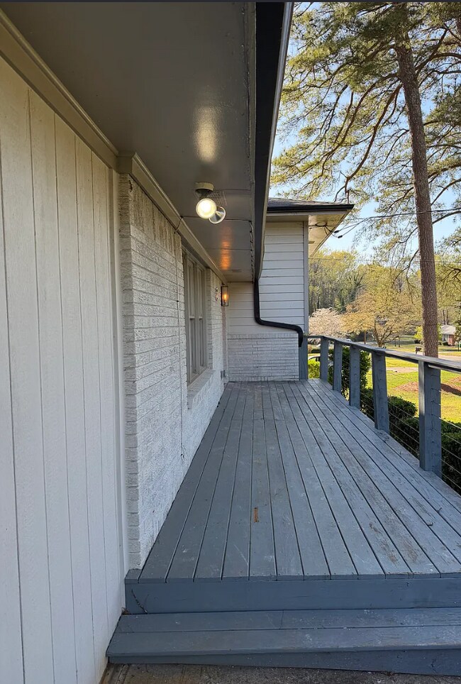 Building Photo - 2281 Shamrock Dr