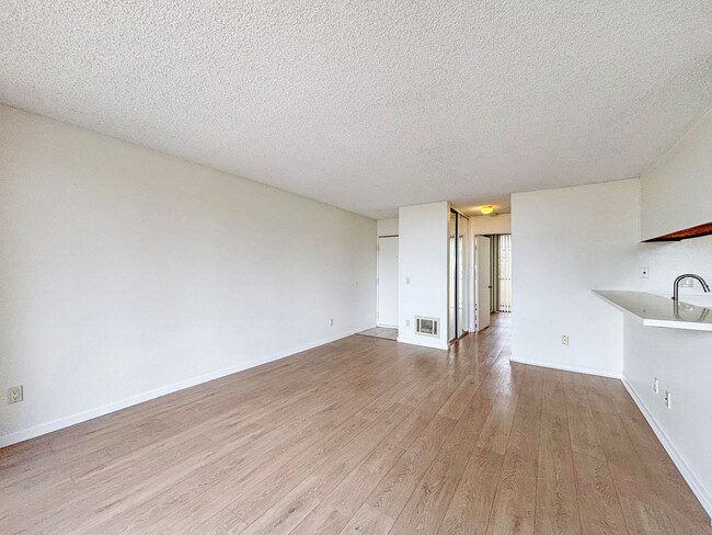 Building Photo - Charming 1BD/1BA Condo in University City ...