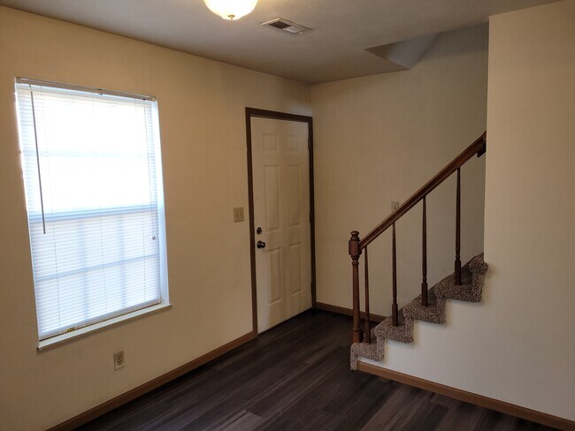 Building Photo - 30 Peartree Ln