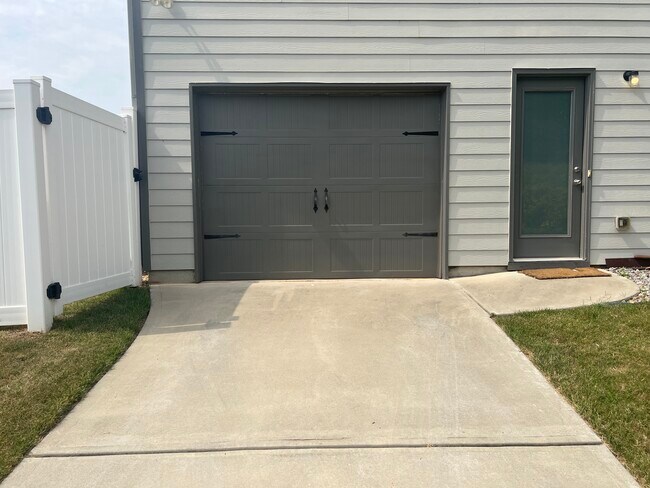 Building Photo - 1284 Towne Square Ct