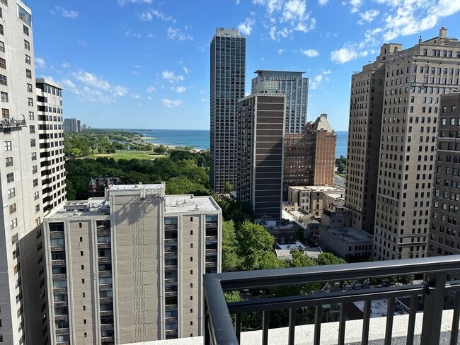 Building Photo - 1430 N Astor St