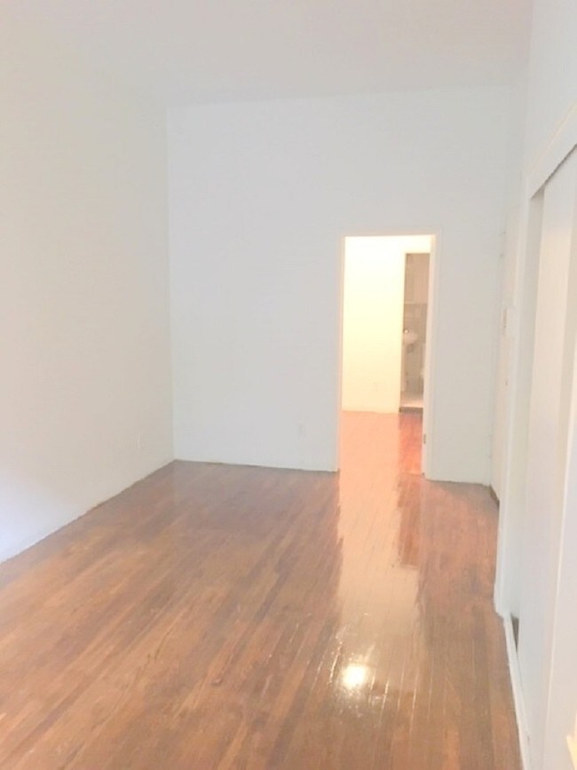 Foto del edificio - 406 E 83rd St