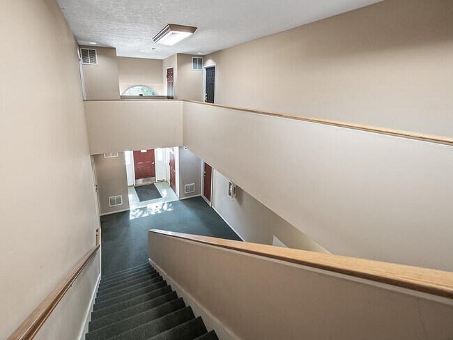 Pasillo del edificio - McMillen Woods Apartments