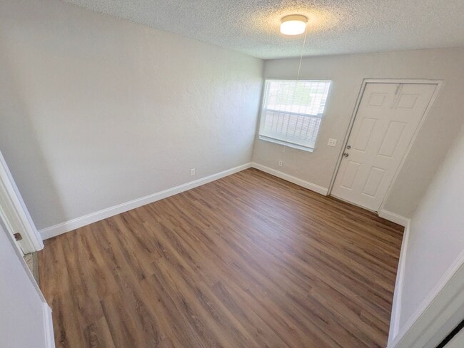 Photo - 506-512 Northwood Road Apartment