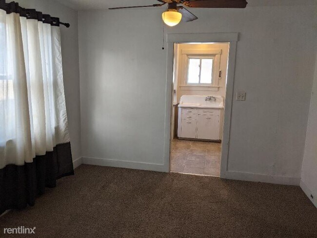Building Photo - 3 br, 1 bath House - 2408 Davenport Ave