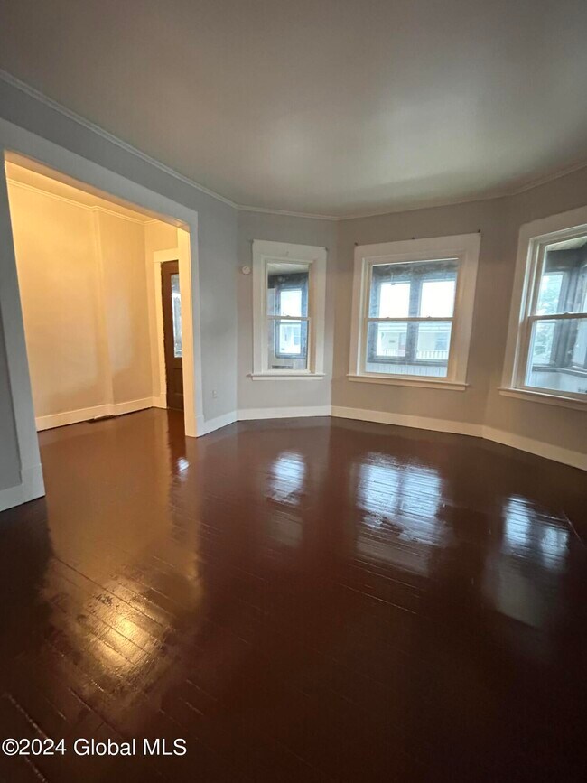 Building Photo - 96 Robinson St