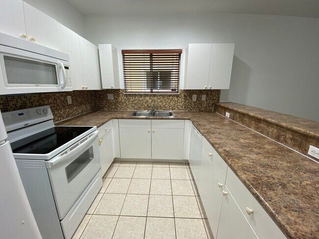 Building Photo - 385 NE 33rd Ter