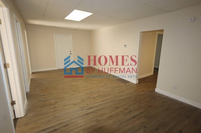 Foto del edificio - Four Bedroom House | One Bathroom