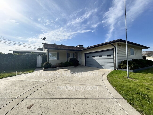 Building Photo - 5200 Fernwood Way