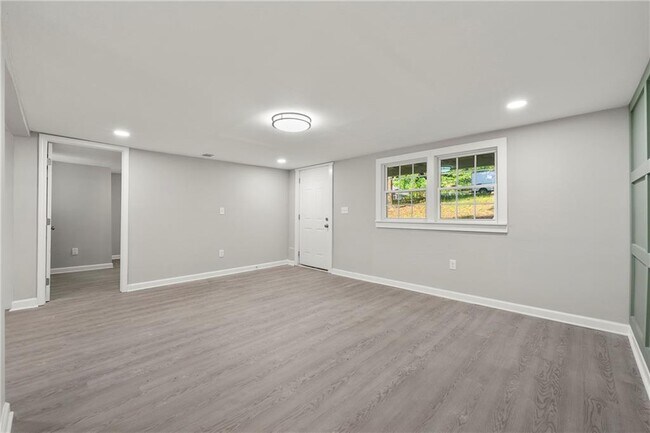 Building Photo - 5901 Ridge Dr SE