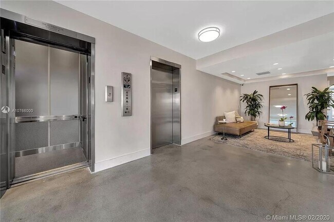 Foto del edificio - 7928 West Dr