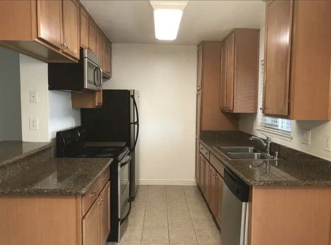 Building Photo - 1000 Estes Street, Unit 1