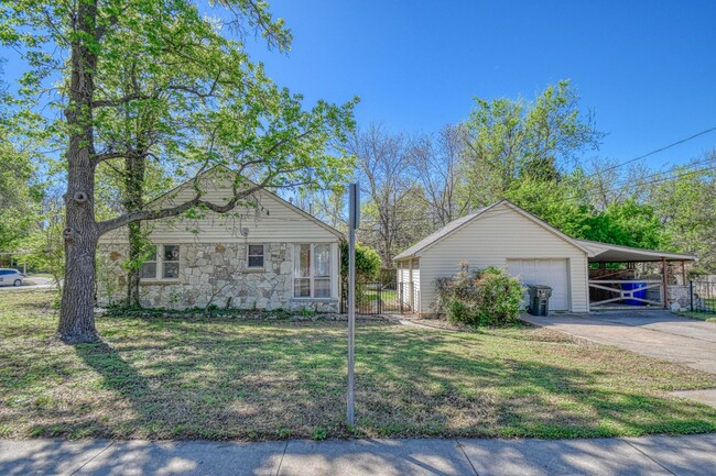 Building Photo - Charming Campus Home!