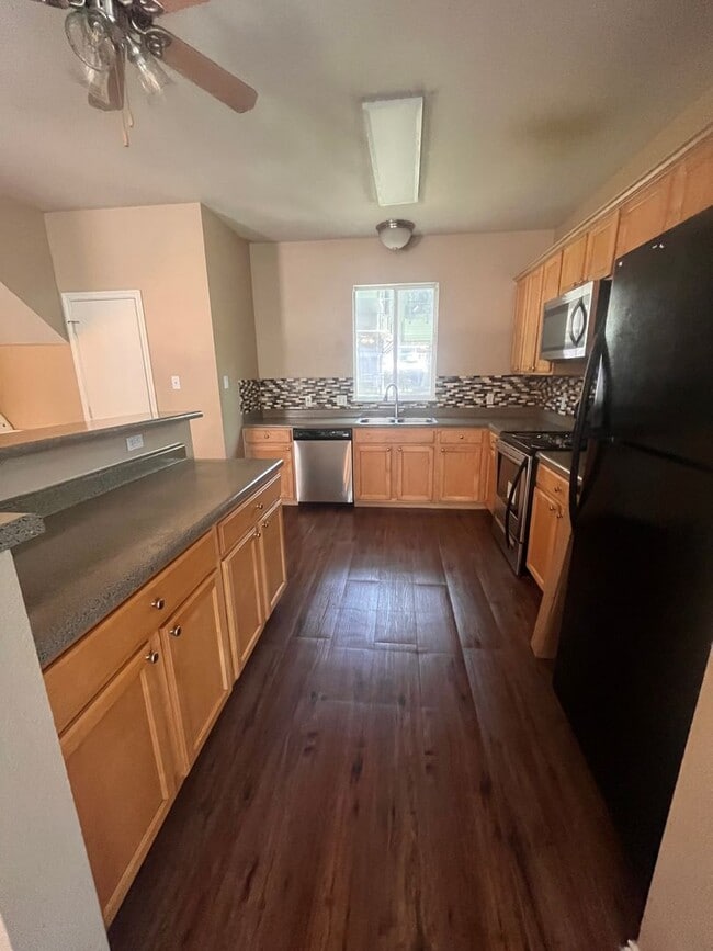 Building Photo - 6bed/3bath with garage in North Campus