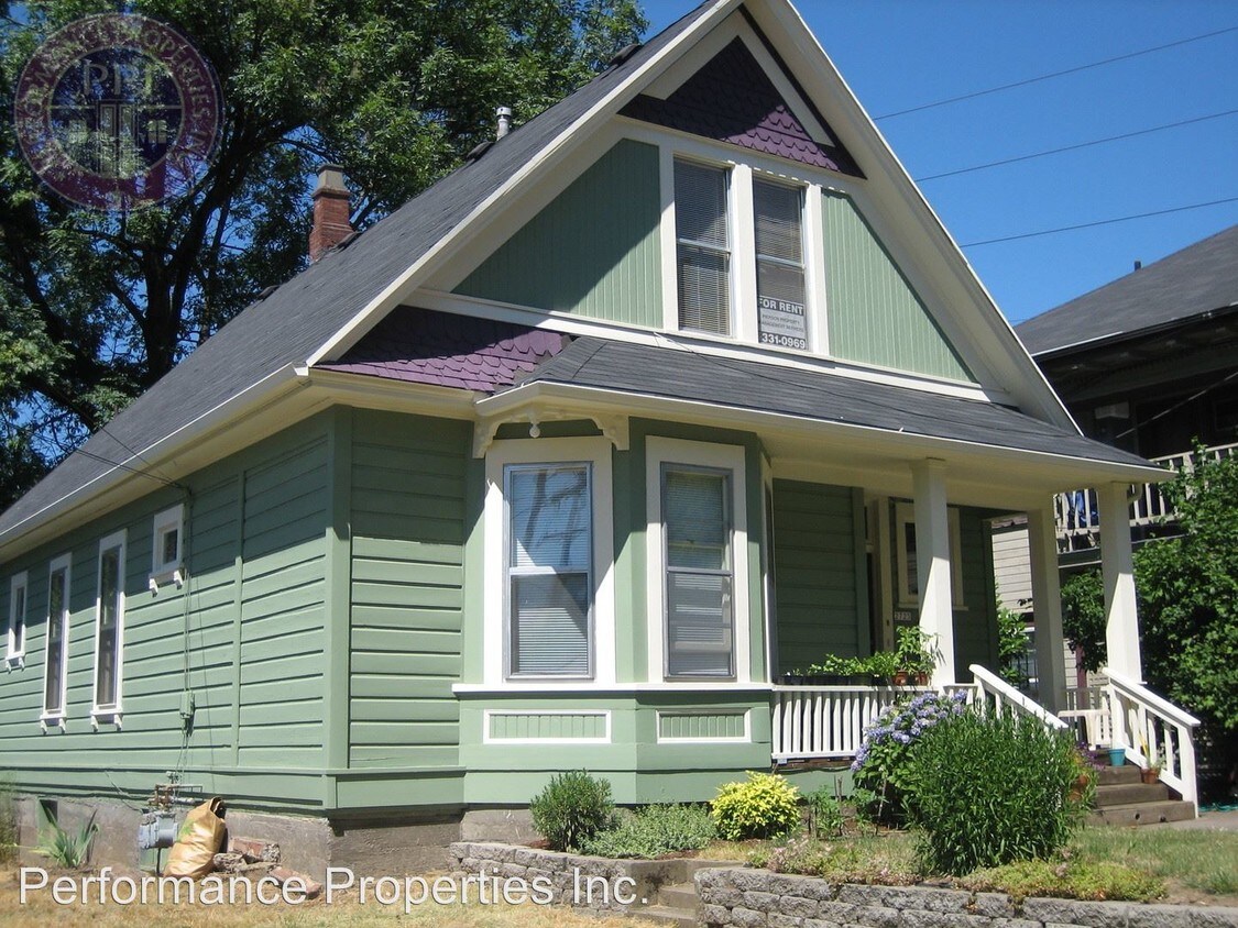 Primary Photo - 2725 SE Stark St