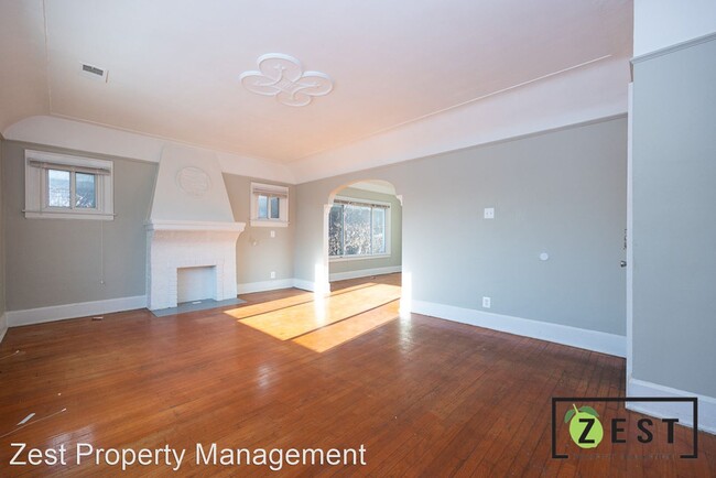 Foto del edificio - 3 br, 1 bath Apartment - 3740 Tyler St 374...